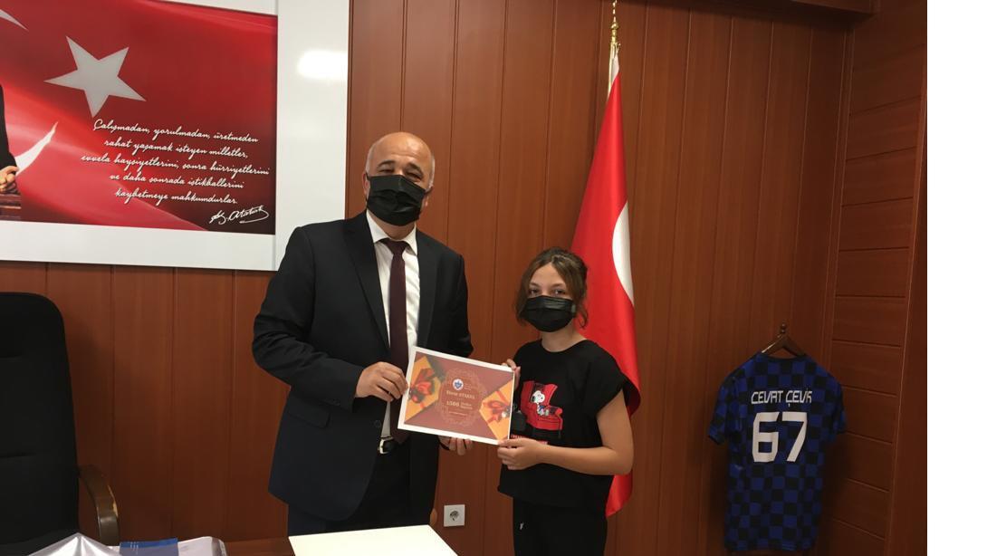Türkiye Birincisi Ebrar ATAKUL'a Bir Ödül de İlçe Milli Eğitim Müdürlüğümüzden
