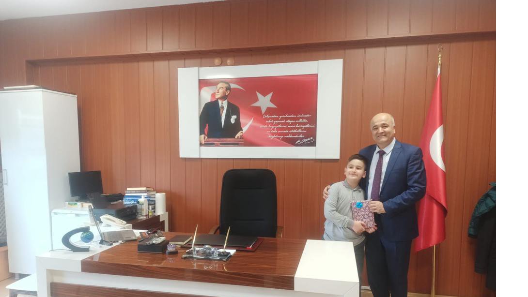 Alaplı İlçe Milli Eğitim Müdürümüz Koltuğunu Karşıyaka İlkokulu Öğrencisi Ahmet Kaan MANDACI'ya devretti.